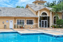 200 Palm Cir W in Pembroke Pines, FL - Foto de edificio - Building Photo