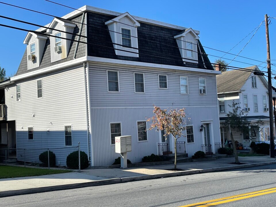 424 W Main St, Unit C in Waynesboro, PA - Building Photo
