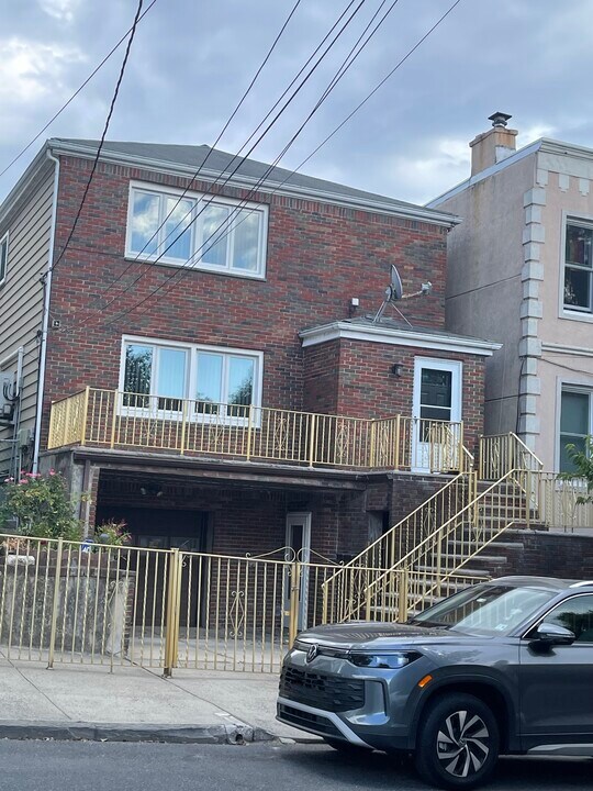 248 Columbia Ave, Unit Floor 2 in Jersey City, NJ - Building Photo