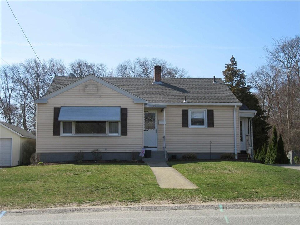 89 Wells St in Westerly, RI - Building Photo