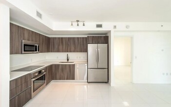488 NE 18th St, Unit 1502 in Miami, FL - Building Photo - Building Photo