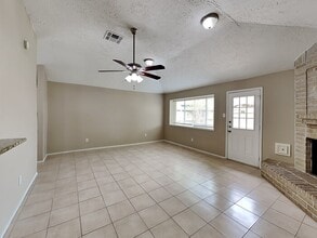 5927 Woodmancote Dr, Unit 812 in Humble, TX - Building Photo - Building Photo