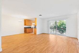 5055 Coldwater Canyon Ave in Sherman Oaks, CA - Building Photo - Building Photo