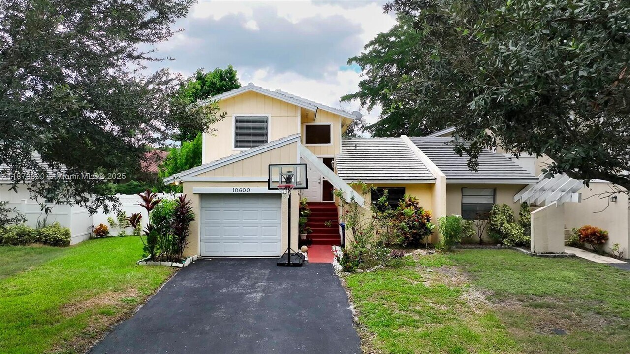 10600 La Placida Dr in Coral Springs, FL - Building Photo