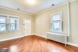 214 E Monroe Ave in Alexandria, VA - Building Photo