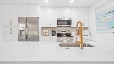 512 S Harbour Oaks Dr in St. Simons Island, GA - Building Photo - Building Photo