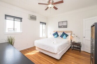 220 S Arnaz Dr in Beverly Hills, CA - Foto de edificio - Building Photo