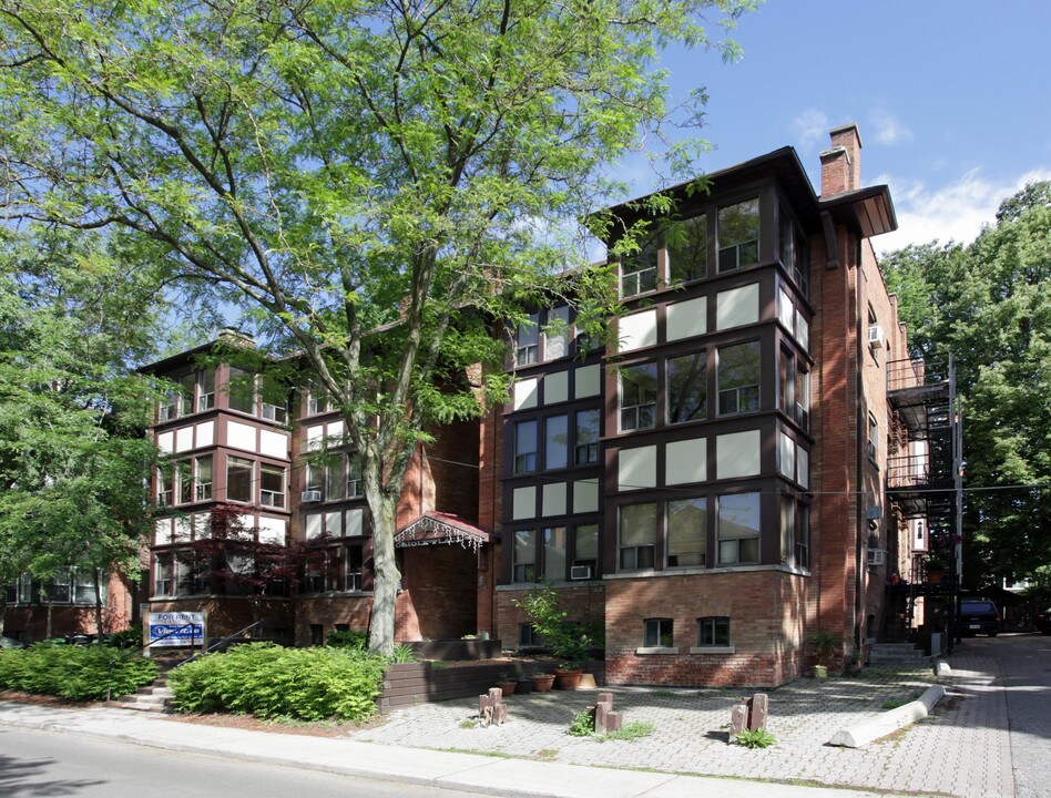 Oriole Place in Toronto, ON - Building Photo