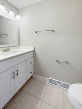 63 Spuhler Dr in Batavia, IL - Foto de edificio - Building Photo