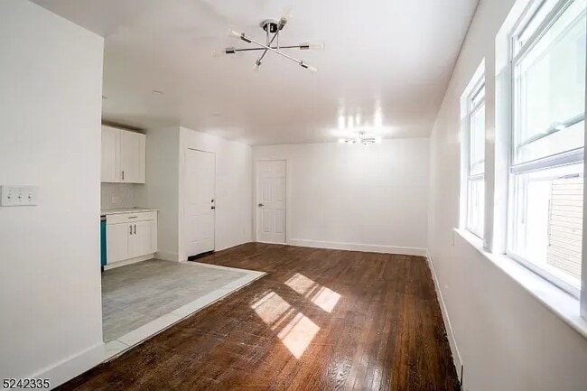 83 Sheridan St, Unit 2 in Irvington, NJ - Foto de edificio - Building Photo