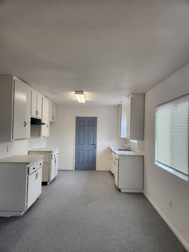 440 S Mistletoe Ave in San Jacinto, CA - Foto de edificio - Building Photo