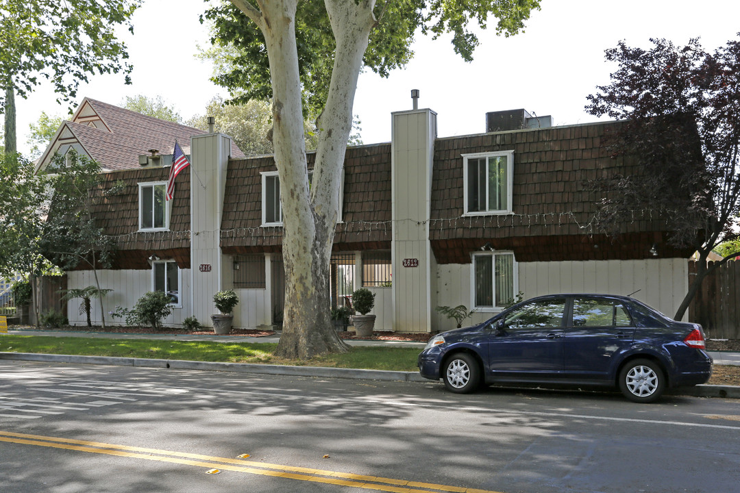 G Streeet Townhomes in Sacramento, CA - Foto de edificio