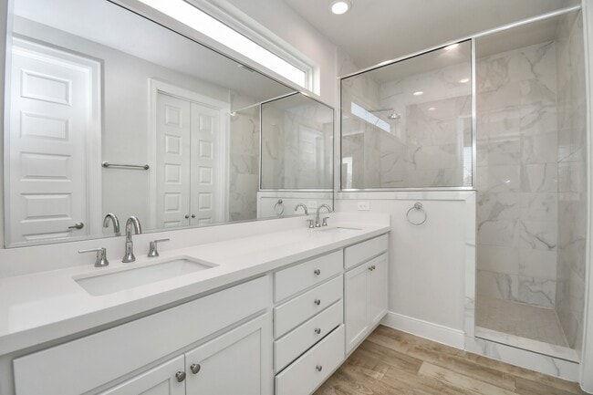 property at 506 W Donovan St