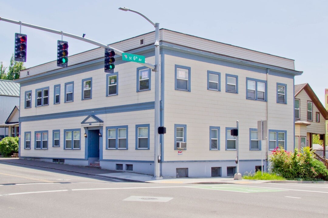 608 SE Tacoma St in Portland, OR - Building Photo