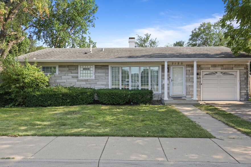 7125 Simpson St in Morton Grove, IL - Building Photo
