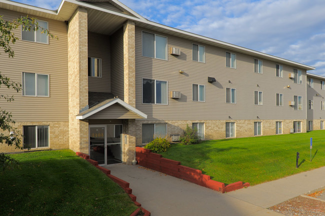 Stratford Square in St. Cloud, MN - Building Photo - Building Photo