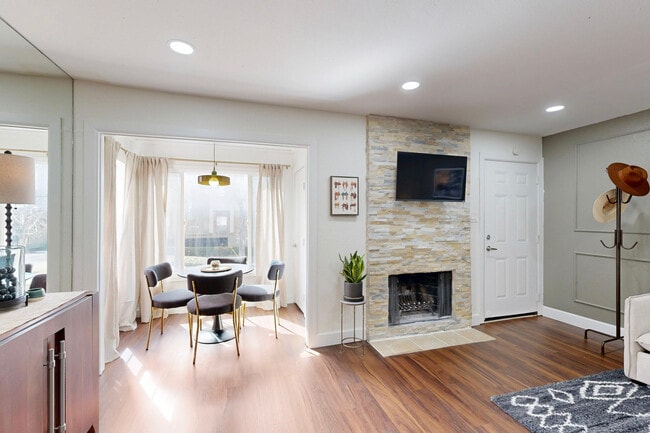 5757 Martel Ave, Unit A12 in Dallas, TX - Foto de edificio - Building Photo