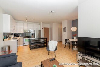 320 D St, Unit 119 in Boston, MA - Foto de edificio - Building Photo