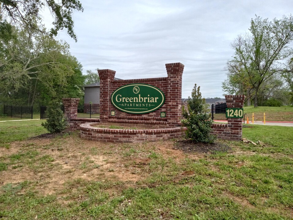 Greenbriar Apartments in Paris, TX - Building Photo