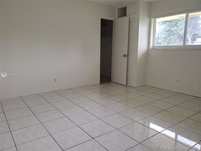 512 SW 2nd Ave-Unit -1-2 in Hallandale Beach, FL - Building Photo - Building Photo