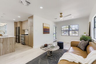 2014 Hardy Cir in Austin, TX - Foto de edificio - Building Photo