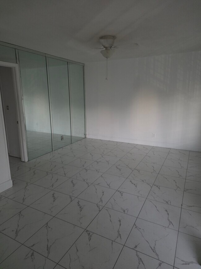 3870 NE 22nd Way, Unit #5 in Lighthouse Point, FL - Foto de edificio - Building Photo