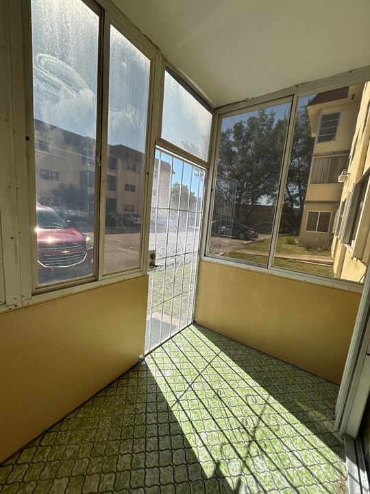 4043 NW 16th St, Unit Majestic Garden Condo in Lauderhill, FL - Building Photo