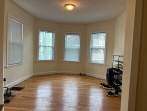 12 Weld Hill St in Boston, MA - Foto de edificio - Building Photo