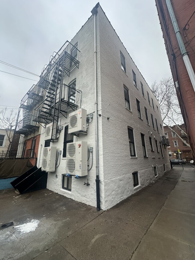 268 Schaefer St in Brooklyn, NY - Building Photo - Building Photo