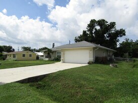 2624 Valencia Rd in Venice, FL - Building Photo
