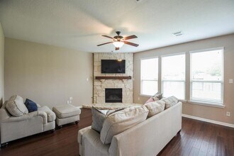 7002 Edwanna Ln in Spring, TX - Foto de edificio - Building Photo