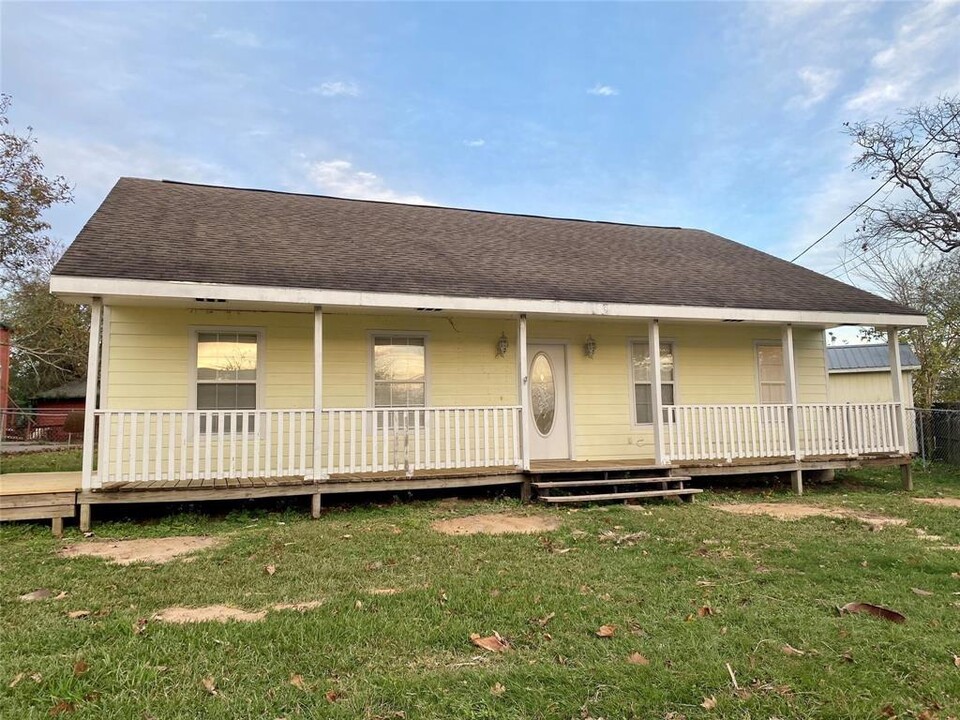 416 Indian Hill Blvd in Livingston, TX - Building Photo