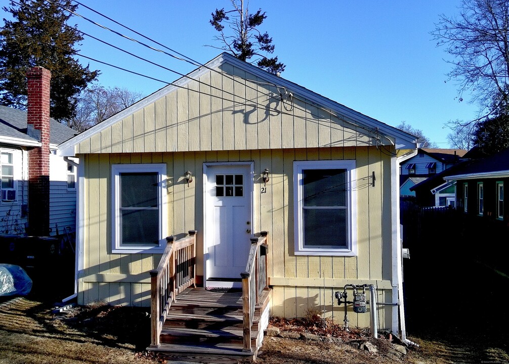 21 Daggett St in Milford, CT - Building Photo