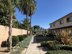 The Manor in Santa Ana, CA - Foto de edificio - Building Photo