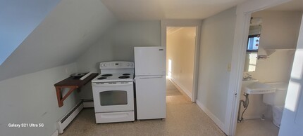 93 Baldwin St, Unit #5 in Laconia, NH - Foto de edificio - Building Photo