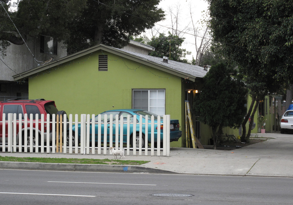 13850 Sherman Way in Van Nuys, CA - Building Photo