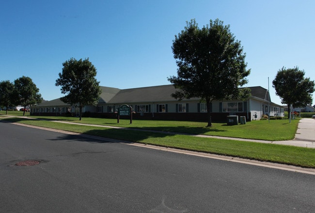 Cedar Crest in Baldwin, WI - Foto de edificio - Building Photo