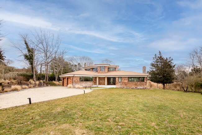146 Heady Creek Ln in Southampton, NY - Building Photo - Building Photo