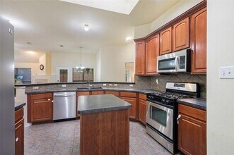 6011 Lakecrest Dr in Sachse, TX - Foto de edificio - Building Photo