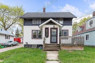 1017 W Oakland Ave in Lansing, MI - Building Photo