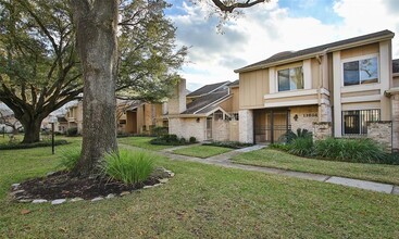 11614 Village Pl Dr-Unit -337 in Houston, TX - Building Photo - Building Photo