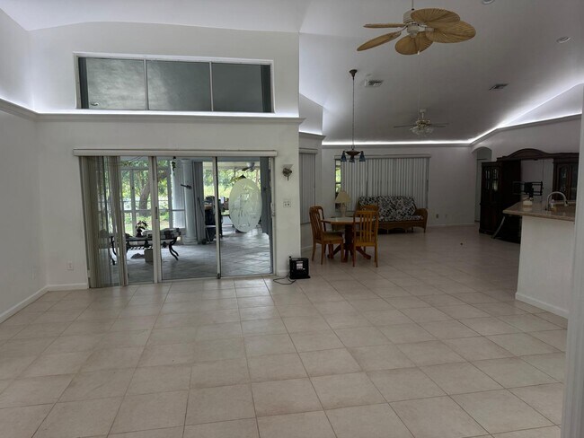 7400 SW 37th Ct in Davie, FL - Foto de edificio - Building Photo