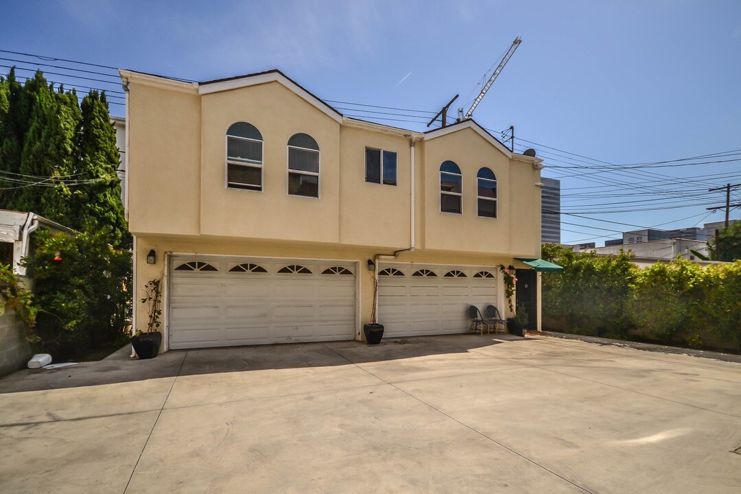 6202 W 6th St in Los Angeles, CA - Building Photo