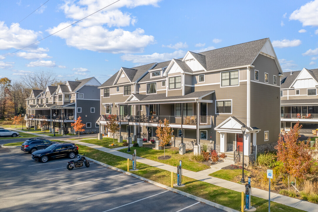 Excelsior Park Townhomes in Saratoga Springs, NY - Foto de edificio