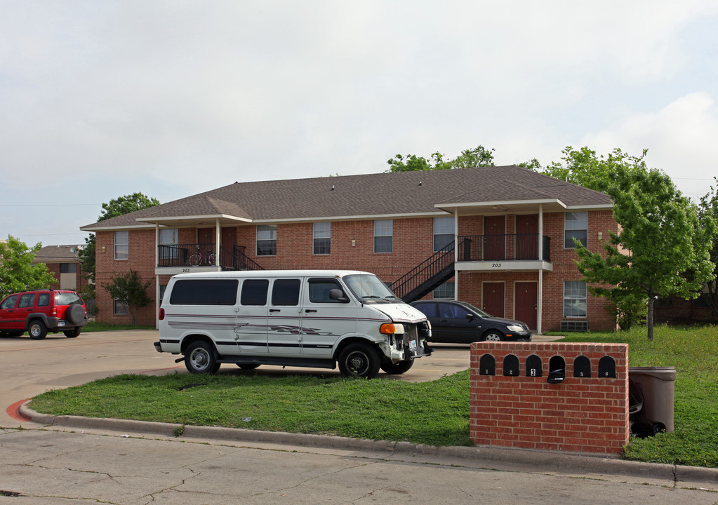 203 Amanda Ln in Waxahachie, TX - Building Photo