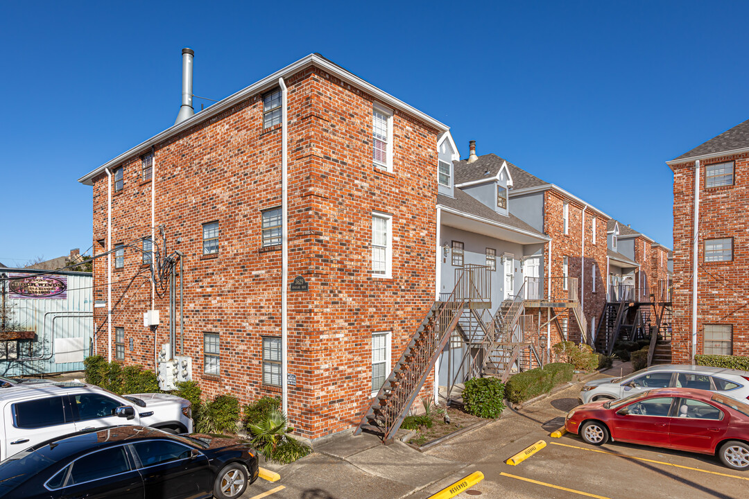 La Maison de la Bonne Vie Condominiums in Metairie, LA - Building Photo