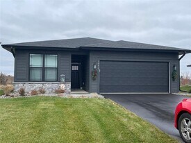 10427 Robinwood Ct in Chaska, MN - Building Photo