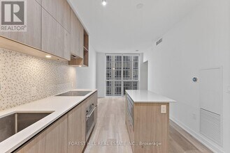 1 Yorkville Ave in Toronto, ON - Building Photo - Building Photo