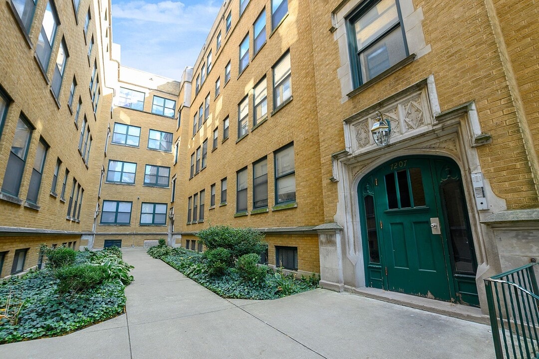 7207 S Yates Blvd in Chicago, IL - Building Photo