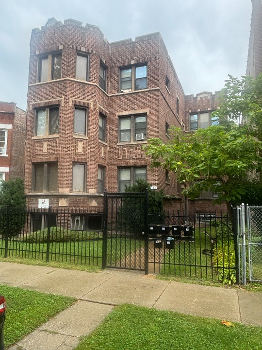 6 W 111th Pl in Chicago, IL - Building Photo
